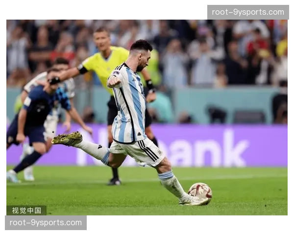 阿根廷阿尔瓦雷斯跑动穿插，为梅西创造持球空间与进攻纵深